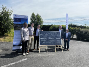 Signature d'un panneau photovoltaïque pour le projet d'ombrières pour le parking de Figeac Aero