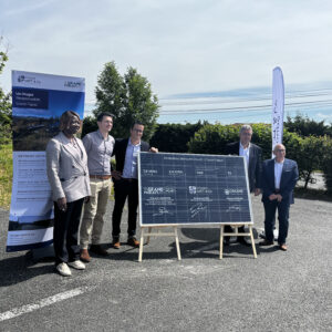Signature d'un panneau photovoltaïque pour le projet d'ombrières pour le parking de Figeac Aero