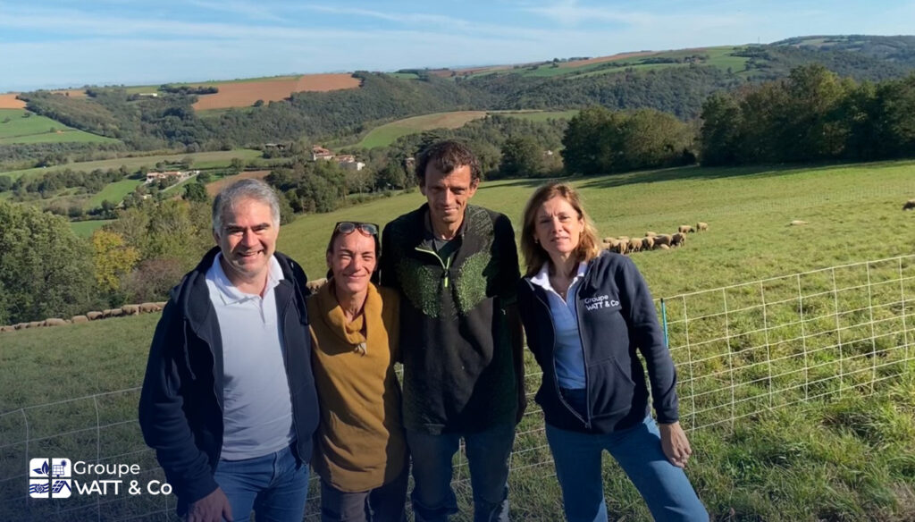 Didier Jimenez, Directeur Général Watt & Co, Sophie Pacheco, Cédric Barbe et Judith Escande Présidente du Groupe posent devant les terres de La Combié où se trouvent les premières brebis