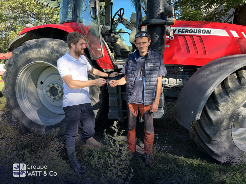 Watt & Co remet les clés du tracteur à l'éleveur ovin Cédric Barbe