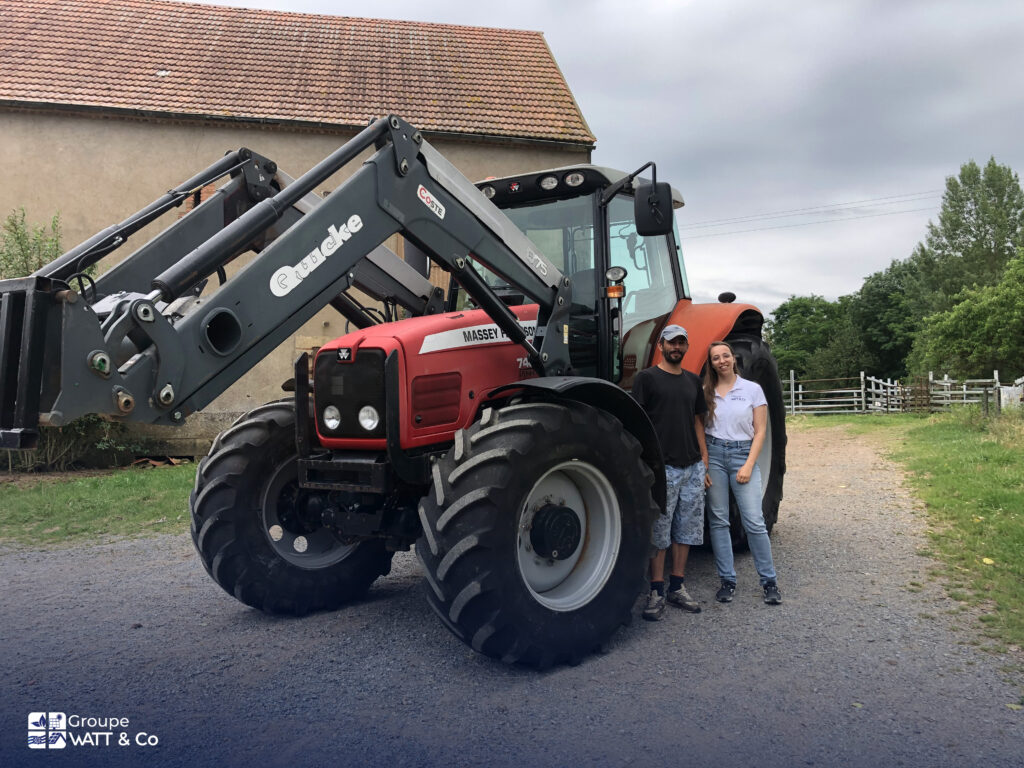 Notre agronome Elvina aux côtés d'un agriculteur.