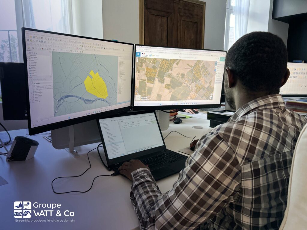 Le technicien SIG devant le logiciel de cartographie