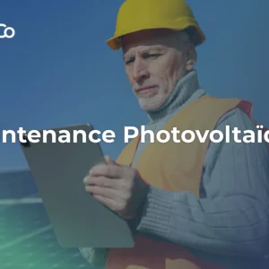 Technicien Watt & Co en intervention de maintenance sur une centrale photovoltaïque, effectuant un contrôle de performance sous un ciel dégagé.