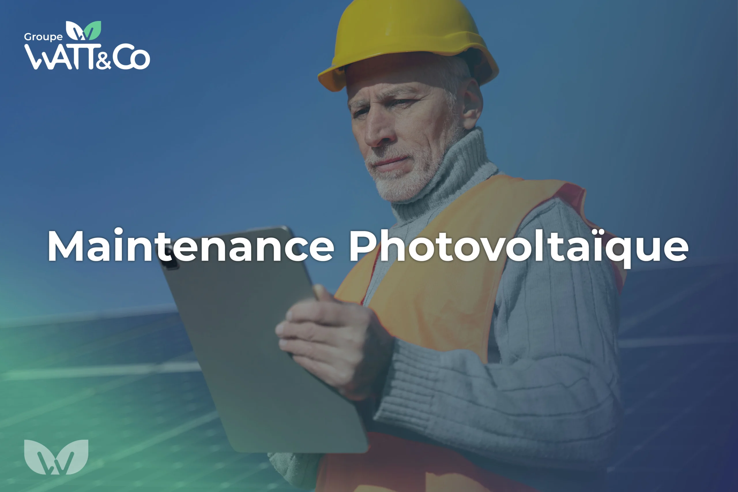 Technicien Watt & Co en intervention de maintenance sur une centrale photovoltaïque, effectuant un contrôle de performance sous un ciel dégagé.