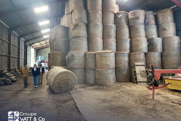 Judith Escande, Présidente du Groupe WATT & CO, visite le hangar de l'exploitation de la Combié